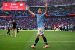 爱游戏入口德布劳内回归赛场，势不可挡首场状态亮眼，C9观众沸腾！的简单介绍